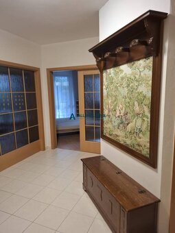 Priestranný byt v centre Bratislavy so záhradou - 3