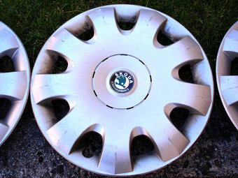 Predám 3ks starších originál 15" puklíc Škoda Octavia II - 3
