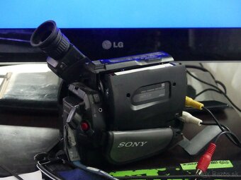 Sony CCD‑TR411E – analógová videokamera (Hi8 / Video8, PAL) - 3