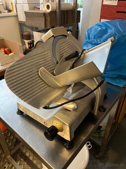 🧀 Profesionálna rezačka na údeniny a syry OMAS VS 250 - 3