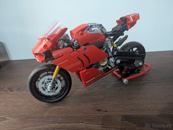 LEGO Ducati Panigale V4 R 42107 - 3