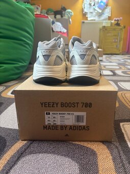 Yeezy Boost 700 V2 Static EU45 1/3 - 3