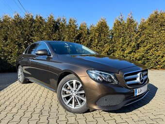 Mercedes E220d - Hnedá Metalíza, CarPlay, Letná-Zimná sada - 3