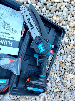 Akú reťazová píla 2x bateria 1x lišta 2x retaz nabijačka 6 - - 3