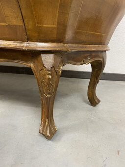 štíhla vitrína v barokovom štýle - 3