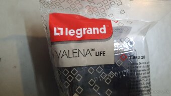 VALENA LIFE Zásuvka 230V, čierna matná krytka - 3