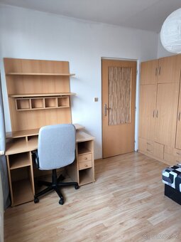 Nepriechodná samostatná izba v 3-izb. byte v širšom centre - 3