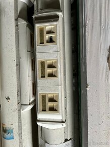 Legrand instalacne stlpiky so zasuvkami - 3