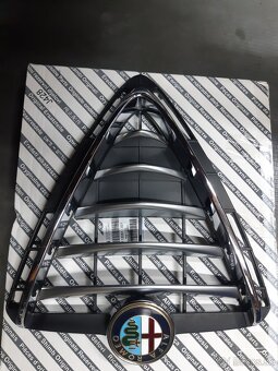 Predám prednú masku na alfa romeo giulietta.originál - 3