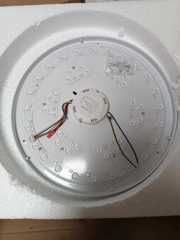 Nové WiFi bluetooth svítidlo s reproduktorem - 3