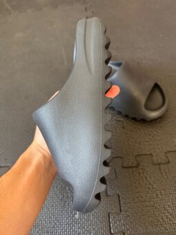 Adidas Yeezy Slide Cierna - 3