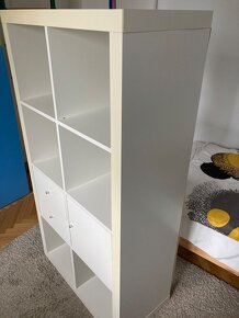Biela knižnica so skrinkami - IKEA - 3