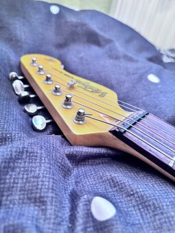 Vintage V6MRLB Distressed Laguna Blue Elektrická gitara - 3