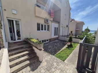 Chorvátsko, apartmán s garážou, terasou 50 metrov od mora. - 3