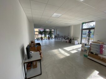 Na prenájom  pekný obchodný priestor o rozlohe 110 m2 v Rima - 3