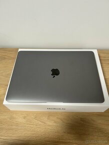 Macbook Air 13" Vesmírne sivý - 3