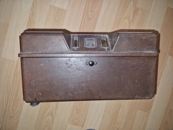 Predám bakelitový kryt na rádio Philips - 3