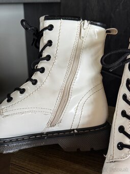 Vysoké leskle biele čižmy - 3