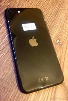 iPhone SE 2020 64 GB čierny pekný stav - 3