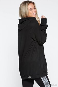 Pohodlna damska volna cierna mikina s trblietavym napisom - 3