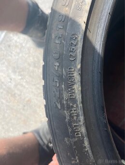225/40 R19 - 3