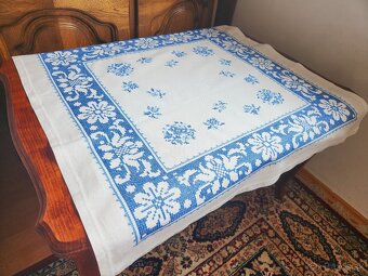 Krásny biely obrus s bohatou modorou výšivkou 80x80 - 3