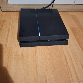 Predám hernú konzolu ps4 - 3