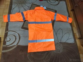 ORANŽOVÝ KABÁT
- 3