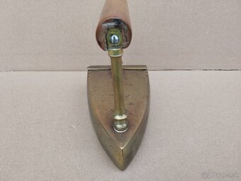 Stará zachovalá mosazna žehlička č.7 (vzadu značeni 7) - 3