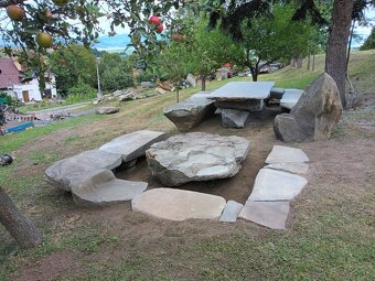 Sedačka zo skaly - 3