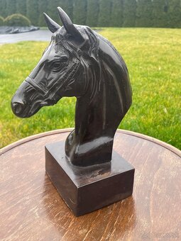 bronzová socha -kôn - 3