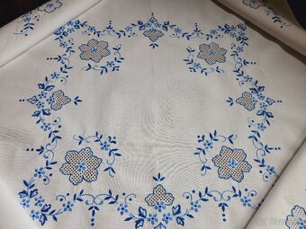 Krásny biely obrus zdobený bohatou modrou výšivkou kvietkov - 3