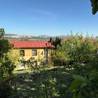 Rodinný dom s dvoma bytovými jednotkami, garážou a veľkým po - 3