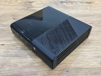 Samostatná herná konzola XBOX 360E 4GB na diely / opravu - 3