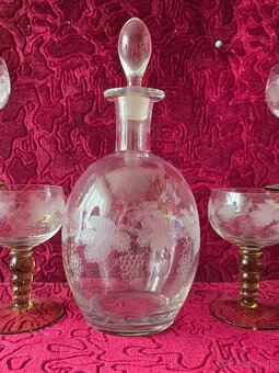 Karafa a poháriky. - 3