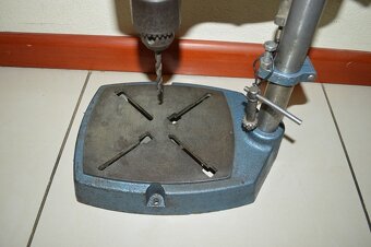 predam masivny liatinovy stojan s vrtackou B&D - 3