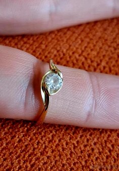 zlaty prsten 14k. 585/1000 Váha - 1.85gr - 3