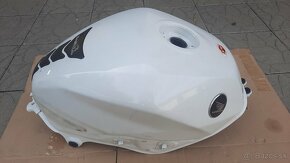 Nádrž Suzuki DL, Honda VFR - 3