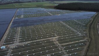 Ponúkame prácu pre montérov solárnych panelov na poliach. - 3