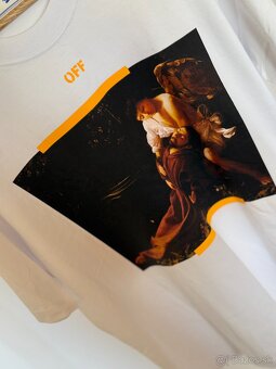 OFF-WHITE Arrow Caravaggio St Fran tričko - 3