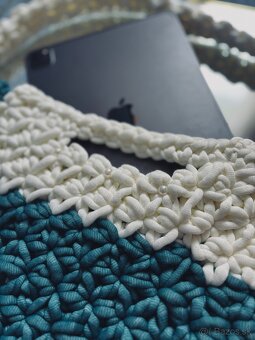 Háčkovaná crossbody kabelka z bielo-zelených priadzí - 3