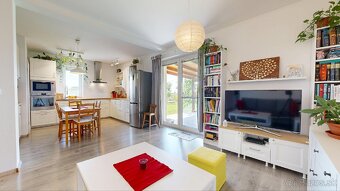 ZNÍŽENÁ CENA KOŠÚTY, moderný a útulný 4-izbový bungalov - 3