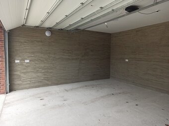 Garáž v oplotenom a zabezpečenom areáli - 3