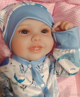 Realistická bábika usmievavý Maxík - 3