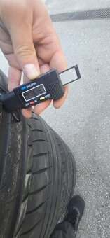Pneu 235/40 R19 - 3
