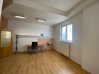 - prenájom kancelárie s 2 miestnosťami o rozlohe 44 m2 - 3