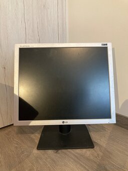 4× LCD monitory – Samsung, Dell, LG, BenQ - 3