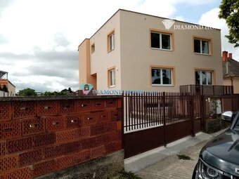 Novo rekonštruovaný rodinný dom s tromi bytovými jednotkami - 3