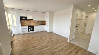 NOVOZREKONŠTRUOVANÝ 3 izb. byt ROSNÁ ul. blízko centra mesta - 3