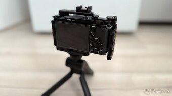 Predám úplne nový Sony ZV-E10 plus grip - 3